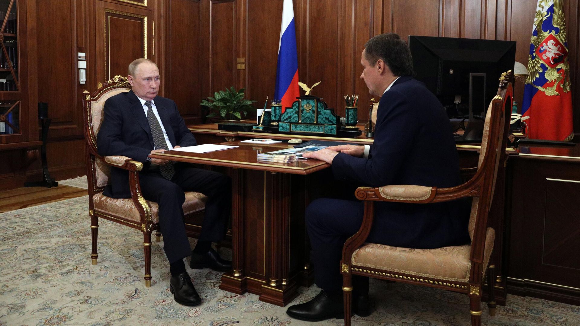 Президент России Владимир Путин и губернатор Белгородской области Вячеслав Гладков во время встречи Президент России Владимир Путин и губернатор Белгородской области Вячеслав Гладков во время встречи - РИА Новости, 1920, 08.08.2022