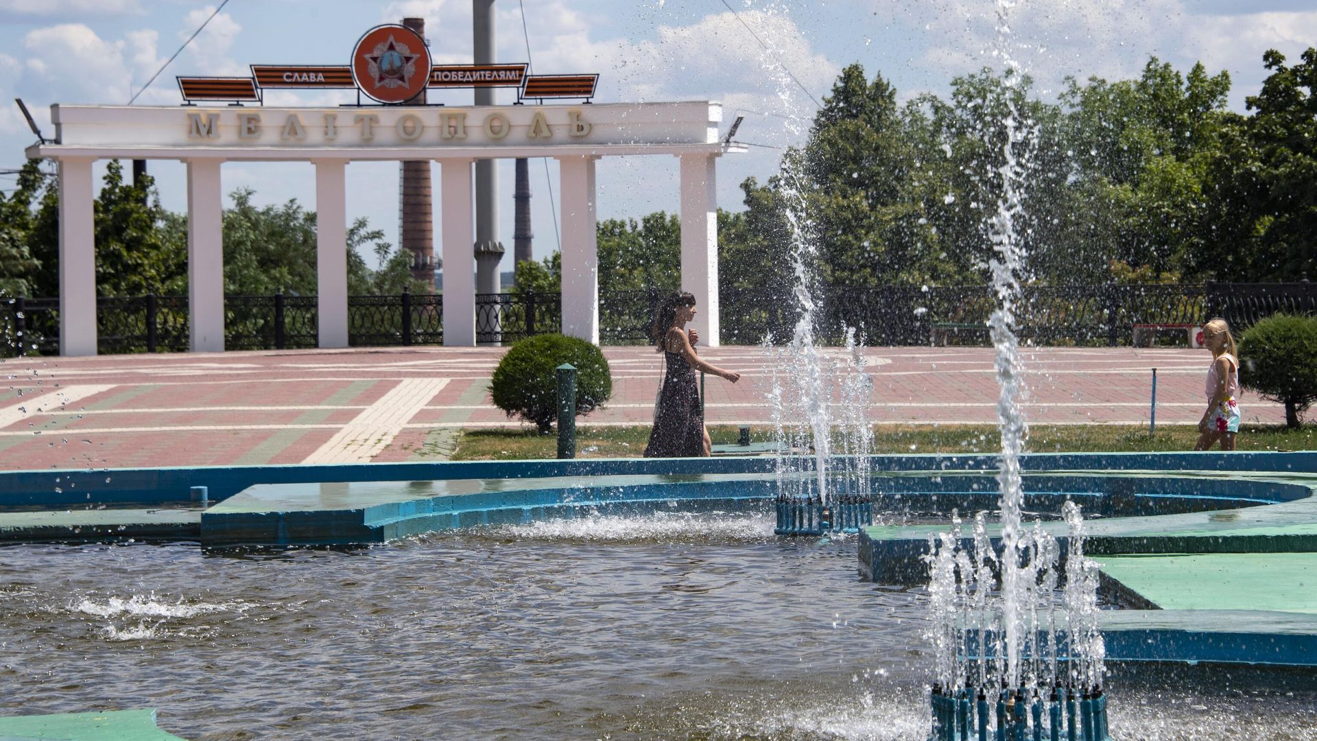 Прохожие на площади Победы в Мелитополе Прохожие на площади Победы в Мелитополе - РИА Новости, 1920, 12.08.2022