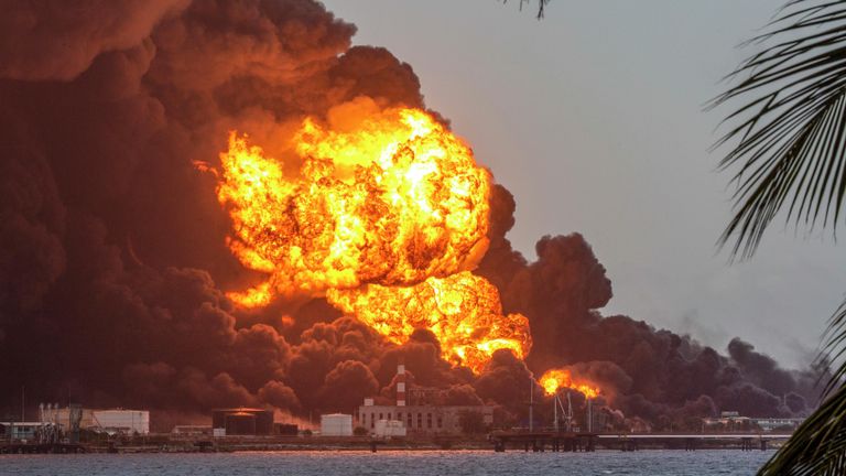 Пожар на нефтехранилище в провинции Матансас, Куба Пожар на нефтехранилище в провинции Матансас, Куба