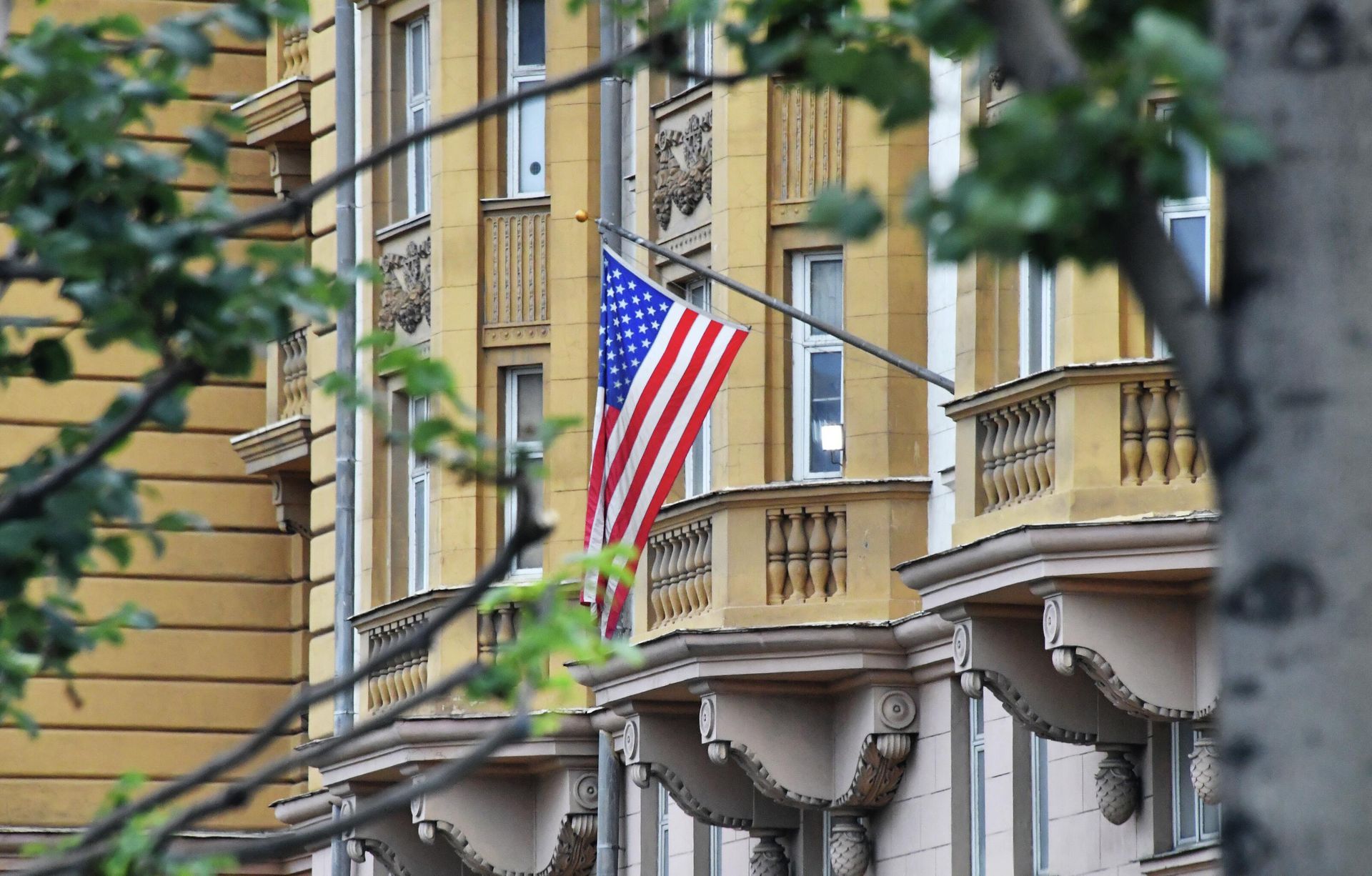 Флаг на здании посольства США в Москве Флаг на здании посольства США в Москве - РИА Новости, 1920, 03.02.2023
