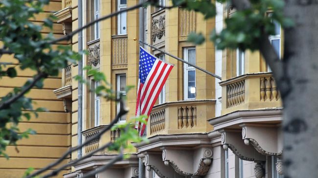 Флаг на здании посольства США в Москве