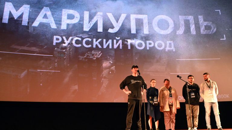 Директор вещания телеканала RT Россия Антон Красовский и съемочная группа на премьере фильма Мариуполь. Русский город в кинотеатре КАРО 11 Октябрь в Москве