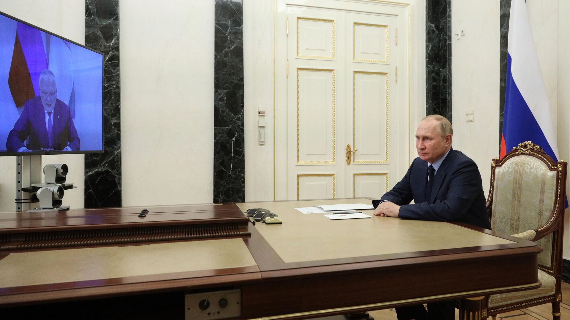 Президент России Владимир Путин во время встречи в режиме видеоконференции с временно исполняющим обязанности губернатора Кировской области Александром Соколовым Президент России Владимир Путин во время встречи в режиме видеоконференции с временно исполняющим обязанности губернатора Кировской области Александром Соколовым - РИА Новости, 1920, 09.08.2022