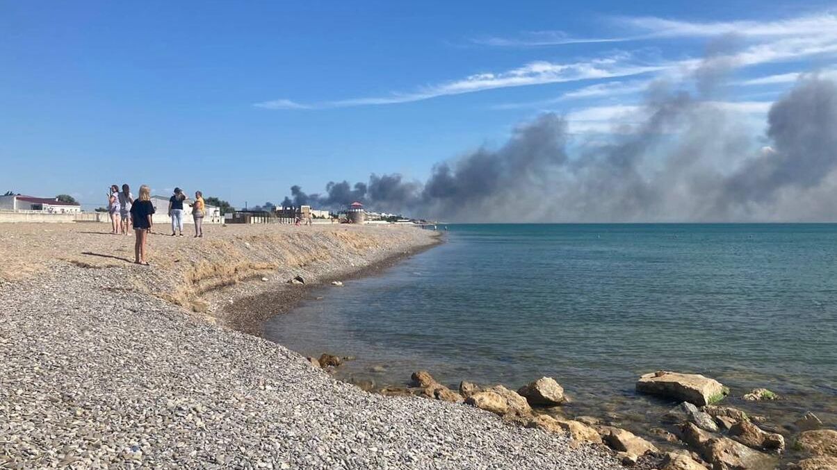 Дым от взрыва в крымском поселке Новофедоровка Дым от взрыва в крымском поселке Новофедоровка - РИА Новости, 1920, 09.08.2022
