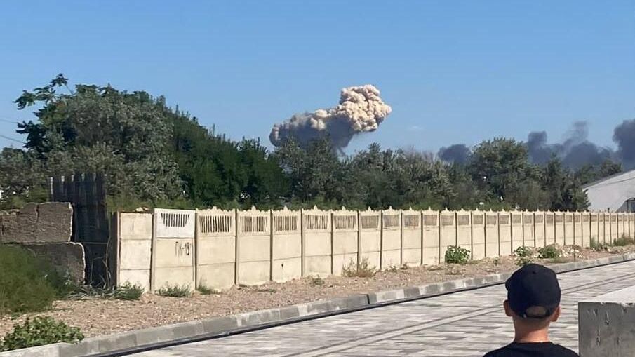 Дым от взрыва в крымском поселке Новофедоровка Дым от взрыва в крымском поселке Новофедоровка - РИА Новости, 1920, 09.08.2022