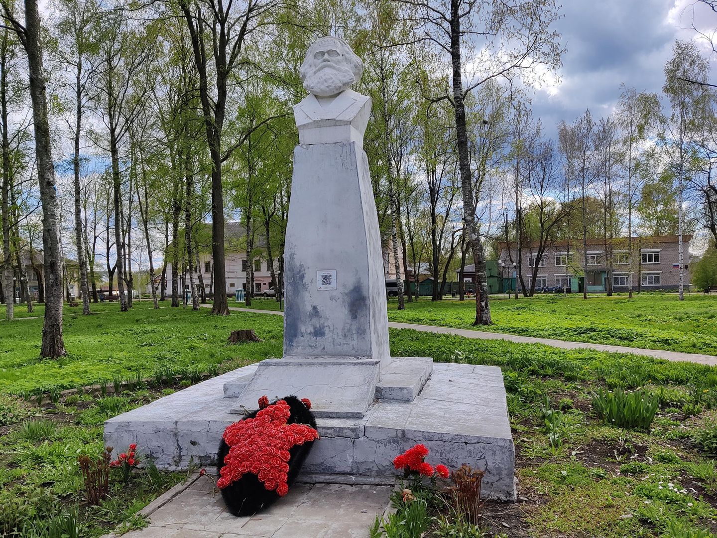 Памятник Карлу Марксу в центре Тутаева