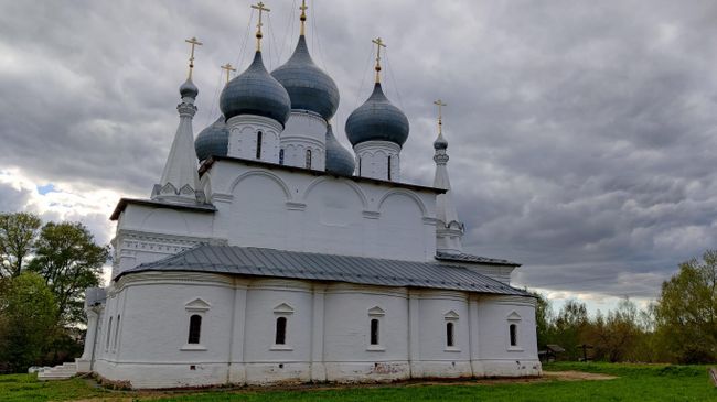 Вид на Крестовоздвиженский собор на Романовской стороне в Тутаеве