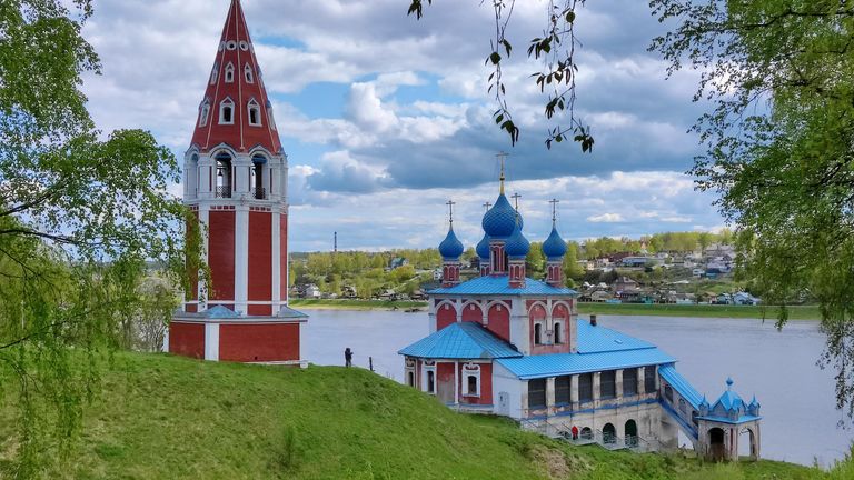 Вид на Казанскую Преображенскую церковь на берегу Волги в Тутаеве Вид на Казанскую Преображенскую церковь на берегу Волги в Тутаеве