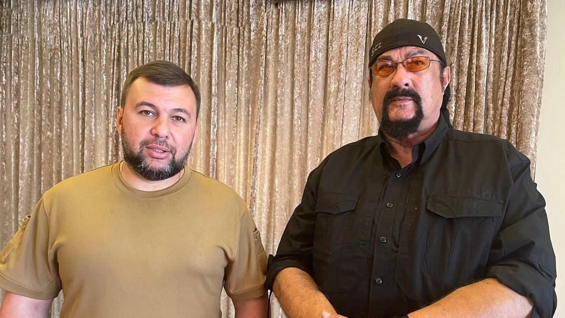 Глава ДНР Денис Пушилин и актер Стивен Сигал Глава ДНР Денис Пушилин и актер Стивен Сигал - РИА Новости, 1920, 09.08.2022
