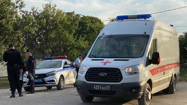 Сотрудники полиции и машина скорой помощи в окрестностях крымского поселка Новофедоровка после случившихся там взрывов Сотрудники полиции и машина скорой помощи в окрестностях крымского поселка Новофедоровка после случившихся там взрывов