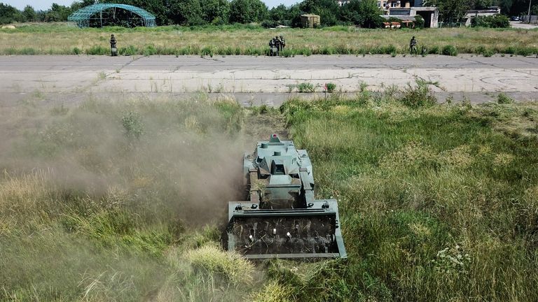 Один из роботов-саперов Уран-6 на территории аэропорта Мариуполя Один из роботов-саперов Уран-6 на территории аэропорта Мариуполя