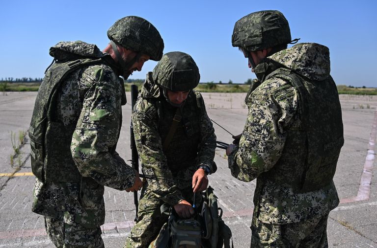Военнослужащие на территории аэропорта Мариуполя Военнослужащие на территории аэропорта Мариуполя