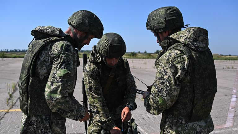 Военнослужащие на территории аэропорта Мариуполя