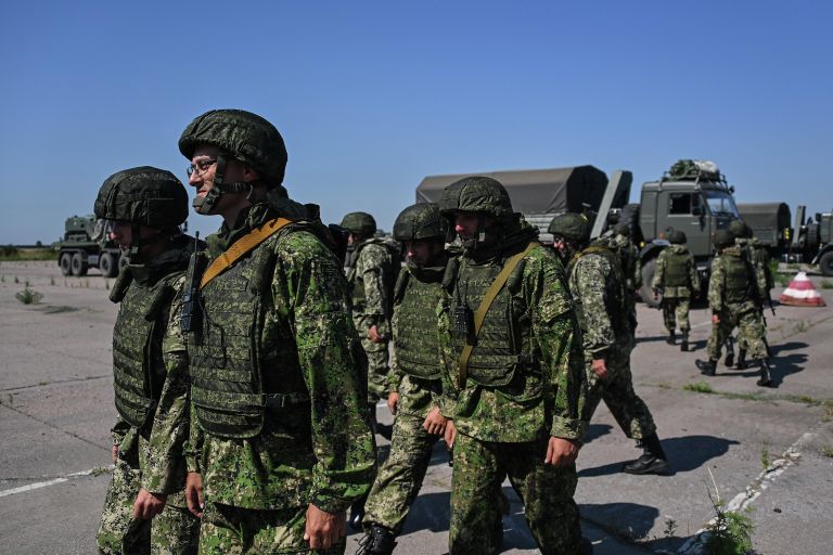 Военнослужащие на территории аэропорта Мариуполя Военнослужащие на территории аэропорта Мариуполя