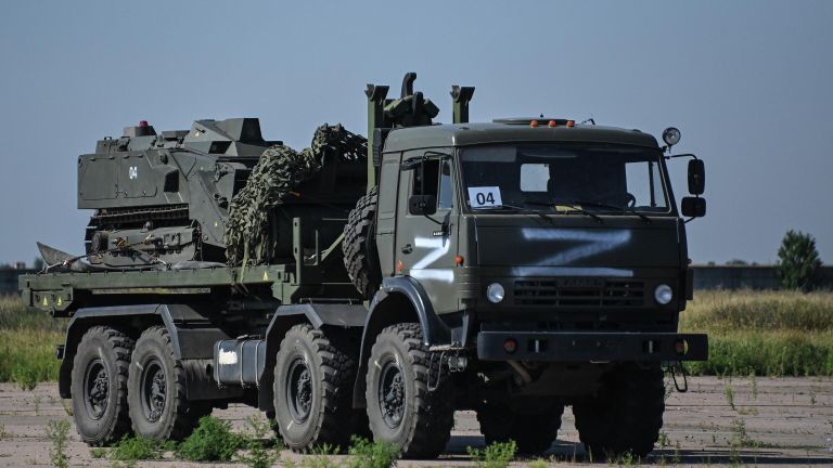 Военная техника с роботом-сапером Уран-6 на территории аэропорта Мариуполя