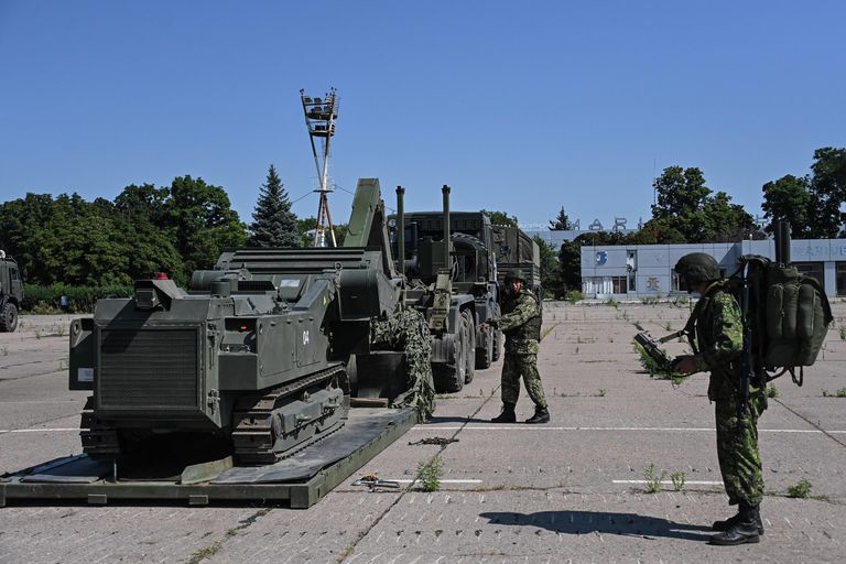Военнослужащие на территории аэропорта Мариуполя Военнослужащие на территории аэропорта Мариуполя