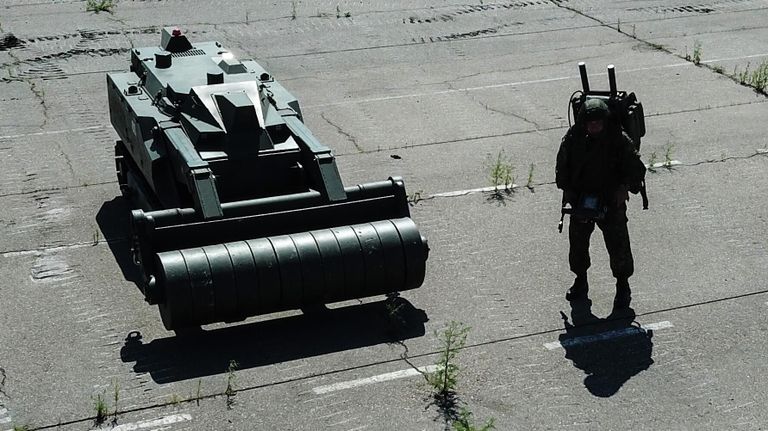 Военнослужащий на территории аэропорта Мариуполя