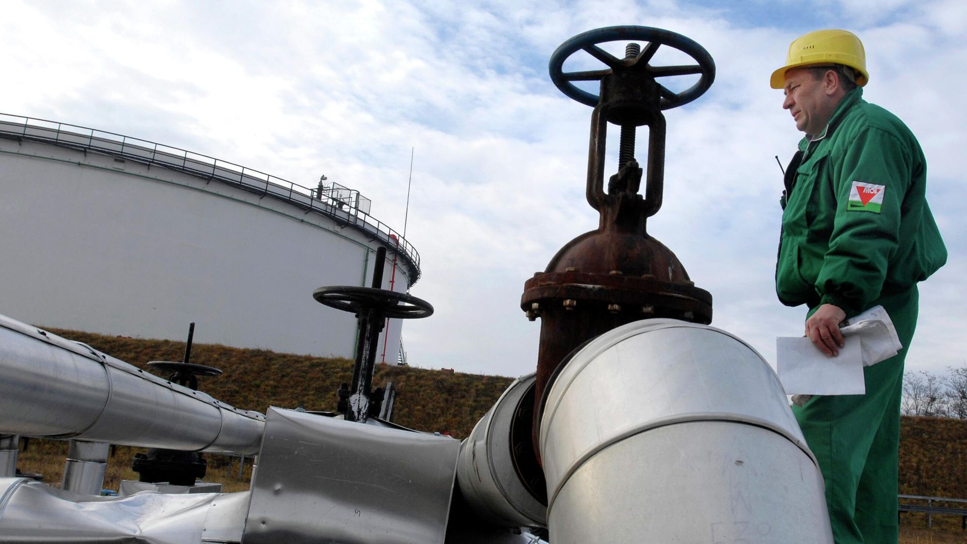 Инженер нефтегазовой компании проверяет приемную зону нефтепровода Дружба Инженер нефтегазовой компании проверяет приемную зону нефтепровода Дружба - РИА Новости, 1920, 12.10.2022