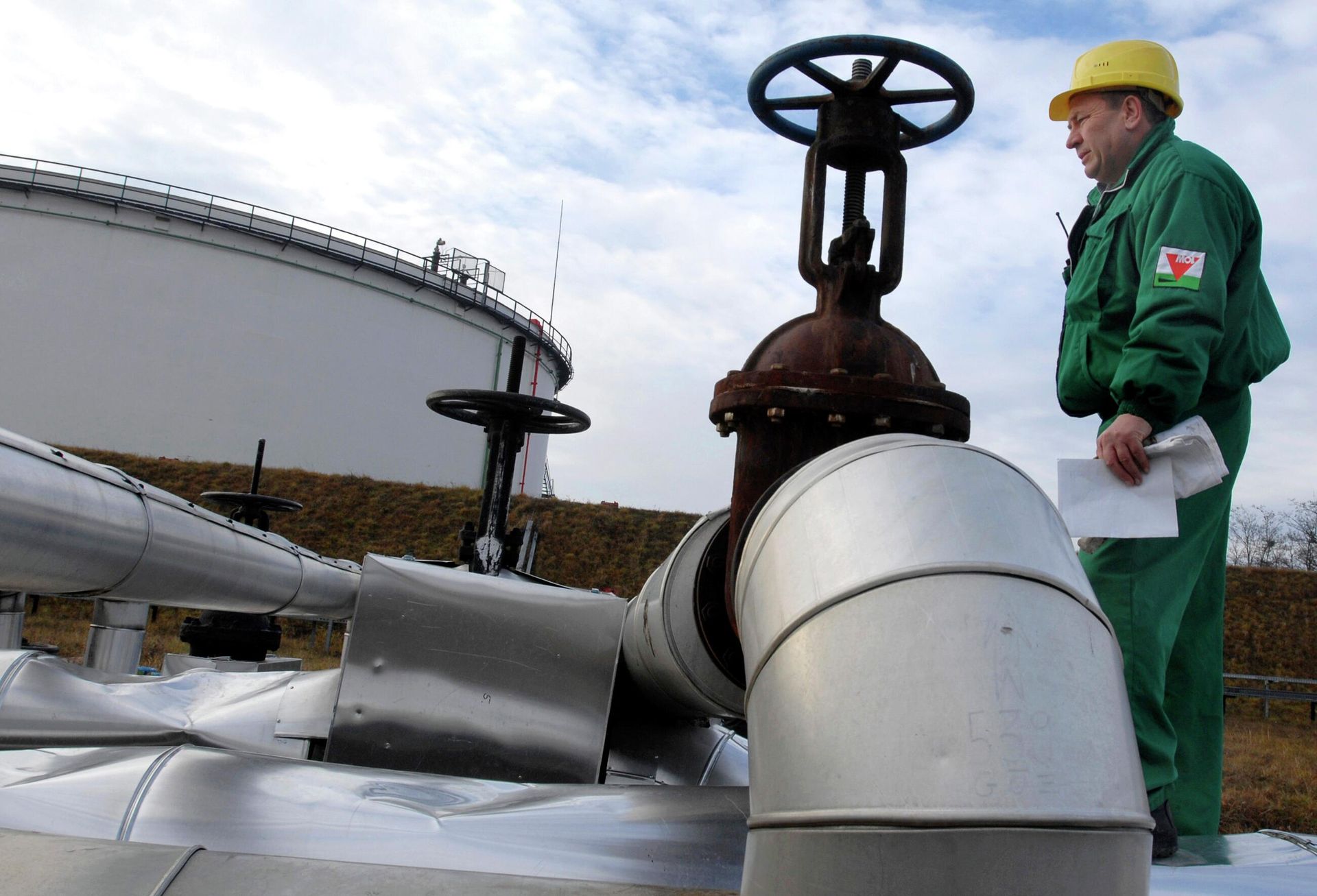 Инженер венгерской нефтегазовой компании MOL проверяет приемную зону нефтепровода Дружба Инженер венгерской нефтегазовой компании MOL проверяет приемную зону нефтепровода Дружба - РИА Новости, 1920, 18.03.2026