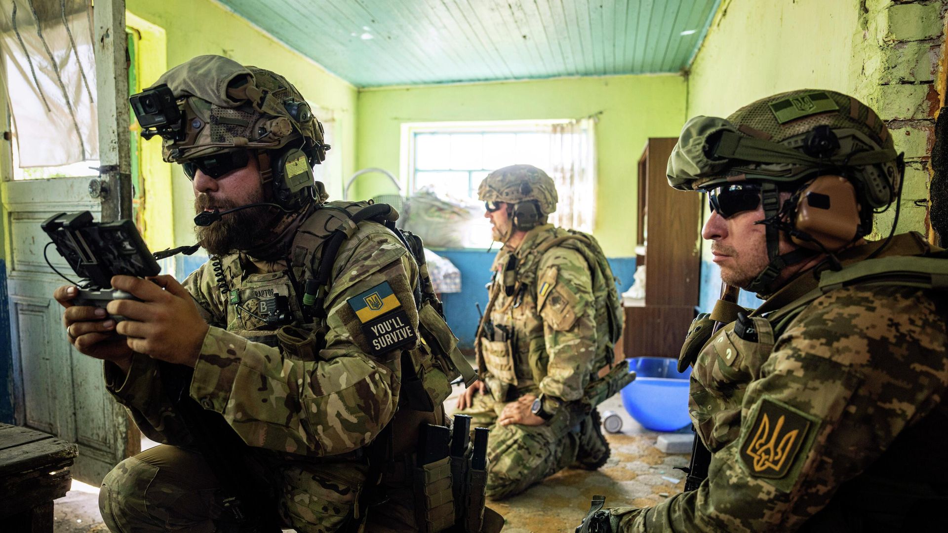 Украинские военнослужащие управляют беспилотником Украинские военнослужащие управляют беспилотником - РИА Новости, 1920, 15.04.2026