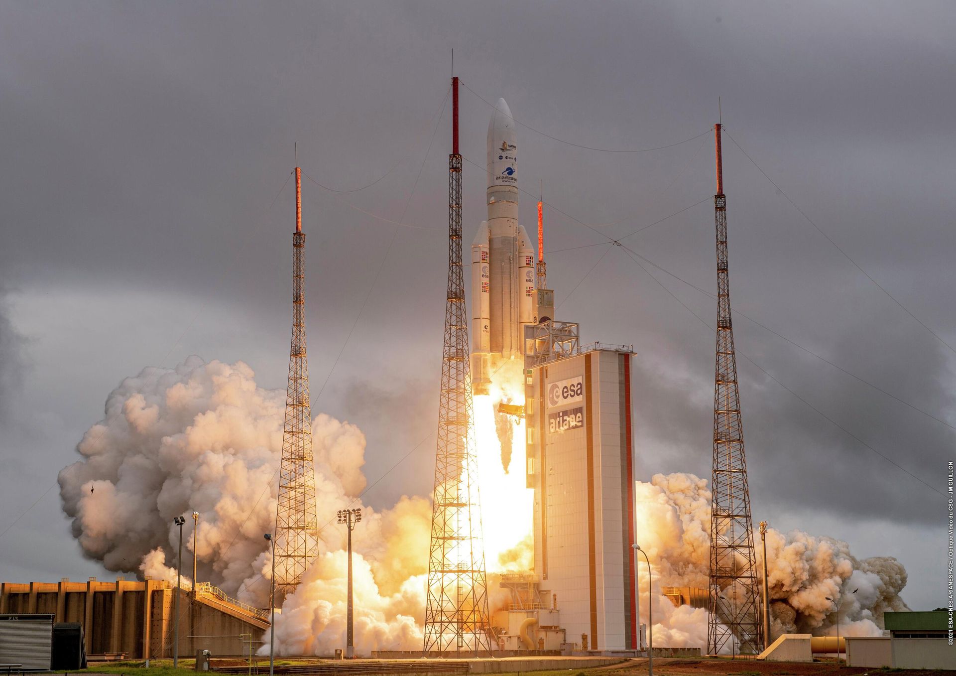 Взлет ракеты Ariane 5 с телескопом Джеймс Уэбб на борту 25/12/2021 Взлет ракеты Ariane 5 с телескопом Джеймс Уэбб на борту 25/12/2021