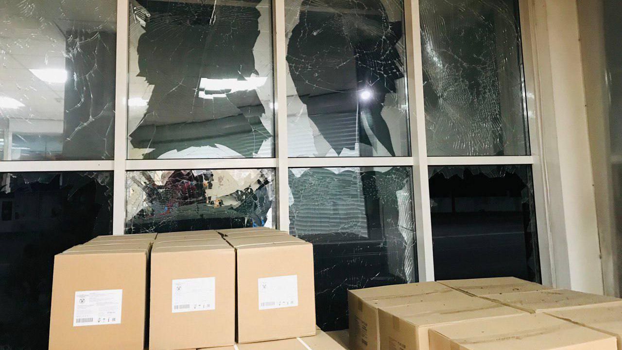 Последствия взрыва самодельного взрывного устройства в центре выдачи гуманитарной помощи в Мелитополе Последствия взрыва самодельного взрывного устройства в центре выдачи гуманитарной помощи в Мелитополе - РИА Новости, 1920, 10.08.2022