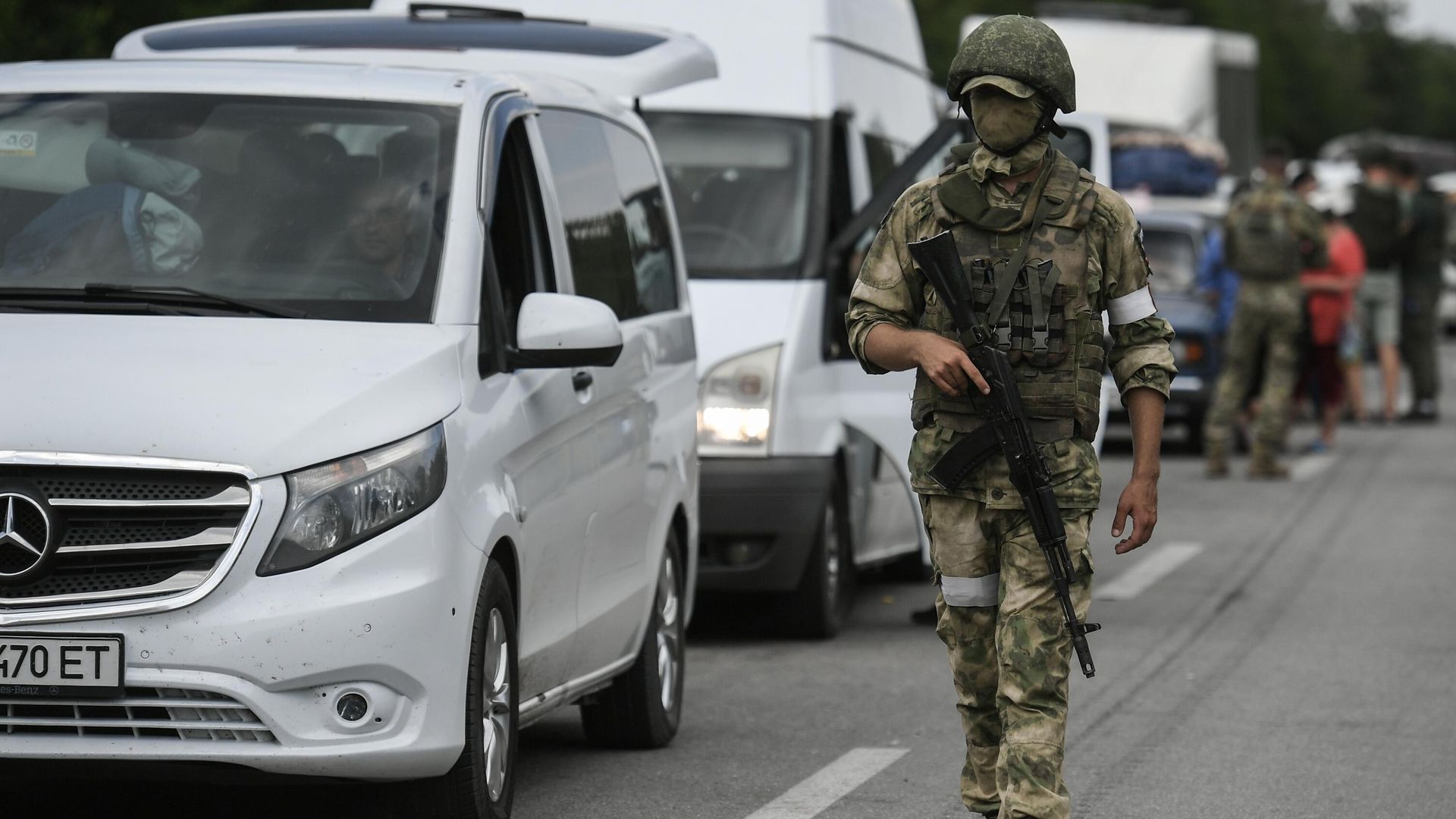 Военнослужащий РФ возле пункта пропуска Васильевка на границе Запорожской области Военнослужащий РФ возле пункта пропуска Васильевка на границе Запорожской области - РИА Новости, 1920, 17.10.2022