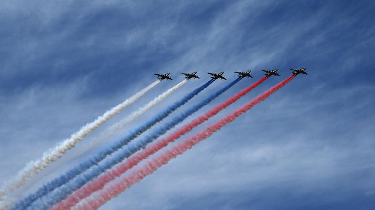 Штурмовики Су-25 на генеральной репетиции воздушной части морского парада ко Дню ВМФ Штурмовики Су-25 на генеральной репетиции воздушной части морского парада ко Дню ВМФ
