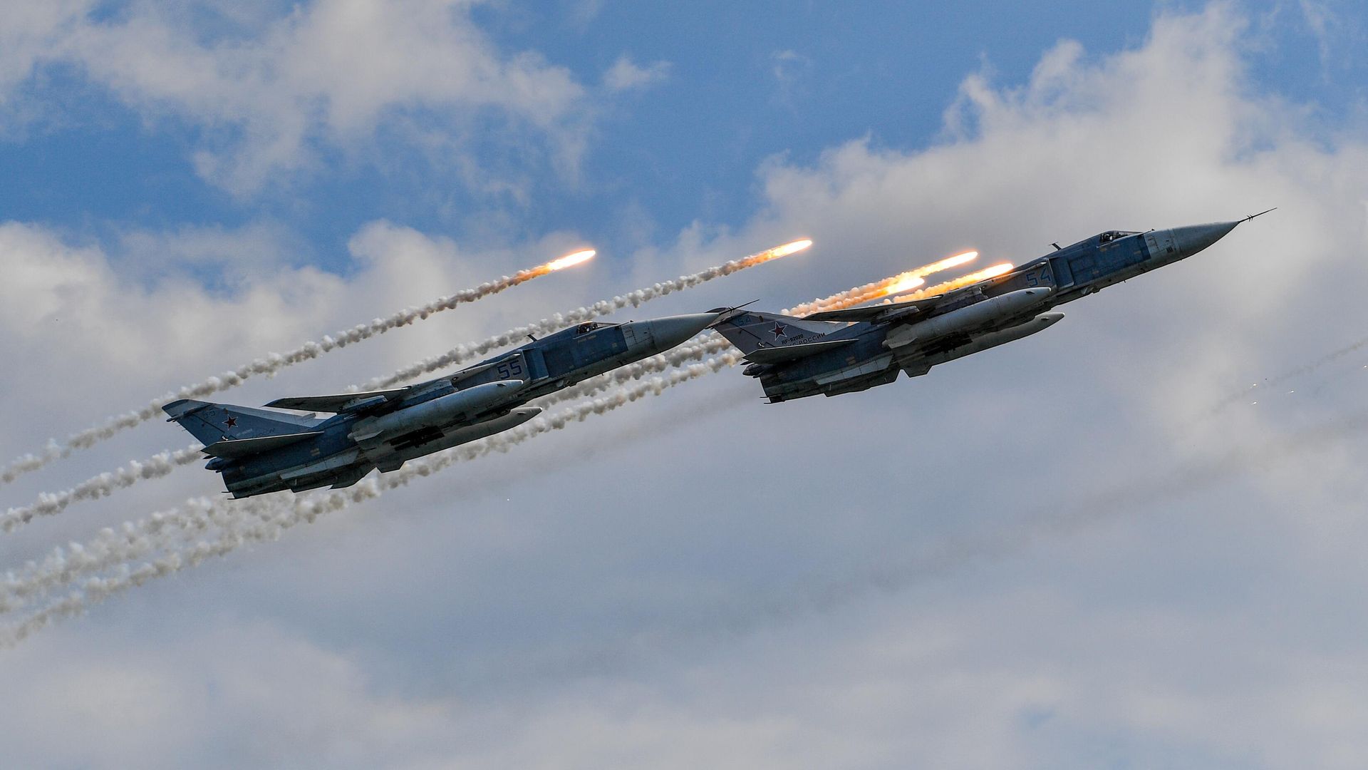 Фронтовые бомбардировщики Су-24М на репетиции парада ко Дню Военно-морского флота РФ в Севастополе Фронтовые бомбардировщики Су-24М на репетиции парада ко Дню Военно-морского флота РФ в Севастополе - РИА Новости, 1920, 12.08.2022
