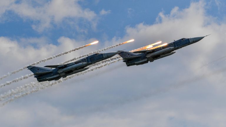 Фронтовые бомбардировщики Су-24М на репетиции парада ко Дню Военно-морского флота РФ в Севастополе Фронтовые бомбардировщики Су-24М на репетиции парада ко Дню Военно-морского флота РФ в Севастополе