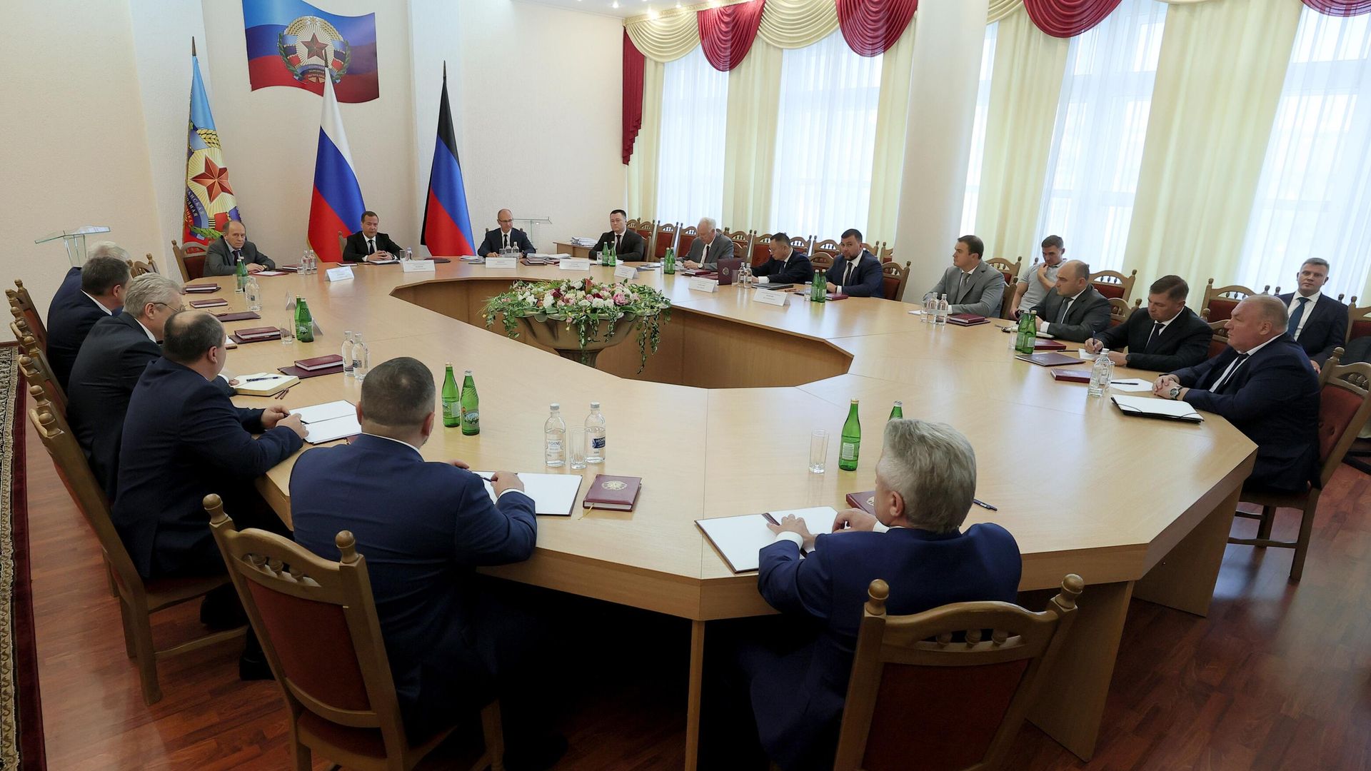 Заместитель председателя Совета безопасности РФ Дмитрий Медведев проводит совещание по первоочередным мерам обеспечения безопасности в республиках Донбасса Заместитель председателя Совета безопасности РФ Дмитрий Медведев проводит совещание по первоочередным мерам обеспечения безопасности в республиках Донбасса - РИА Новости, 1920, 11.08.2022
