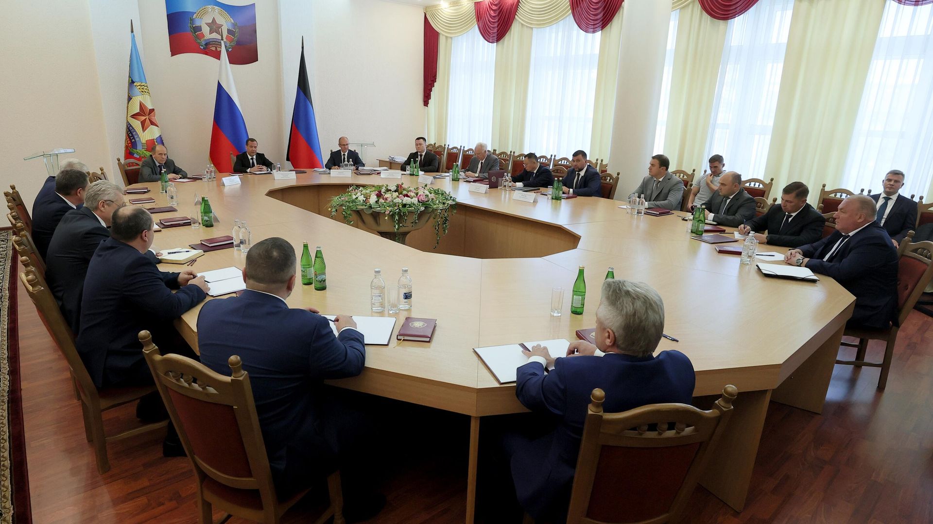Заместитель председателя Совета безопасности РФ Дмитрий Медведев проводит совещание по первоочередным мерам обеспечения безопасности в республиках Донбасса Заместитель председателя Совета безопасности РФ Дмитрий Медведев проводит совещание по первоочередным мерам обеспечения безопасности в республиках Донбасса - РИА Новости, 1920, 11.08.2022