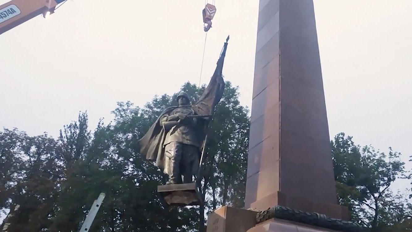 Демонтаж памятника красноармейцу в украинских Черновцах Демонтаж памятника красноармейцу в украинских Черновцах - РИА Новости, 1920, 12.08.2022