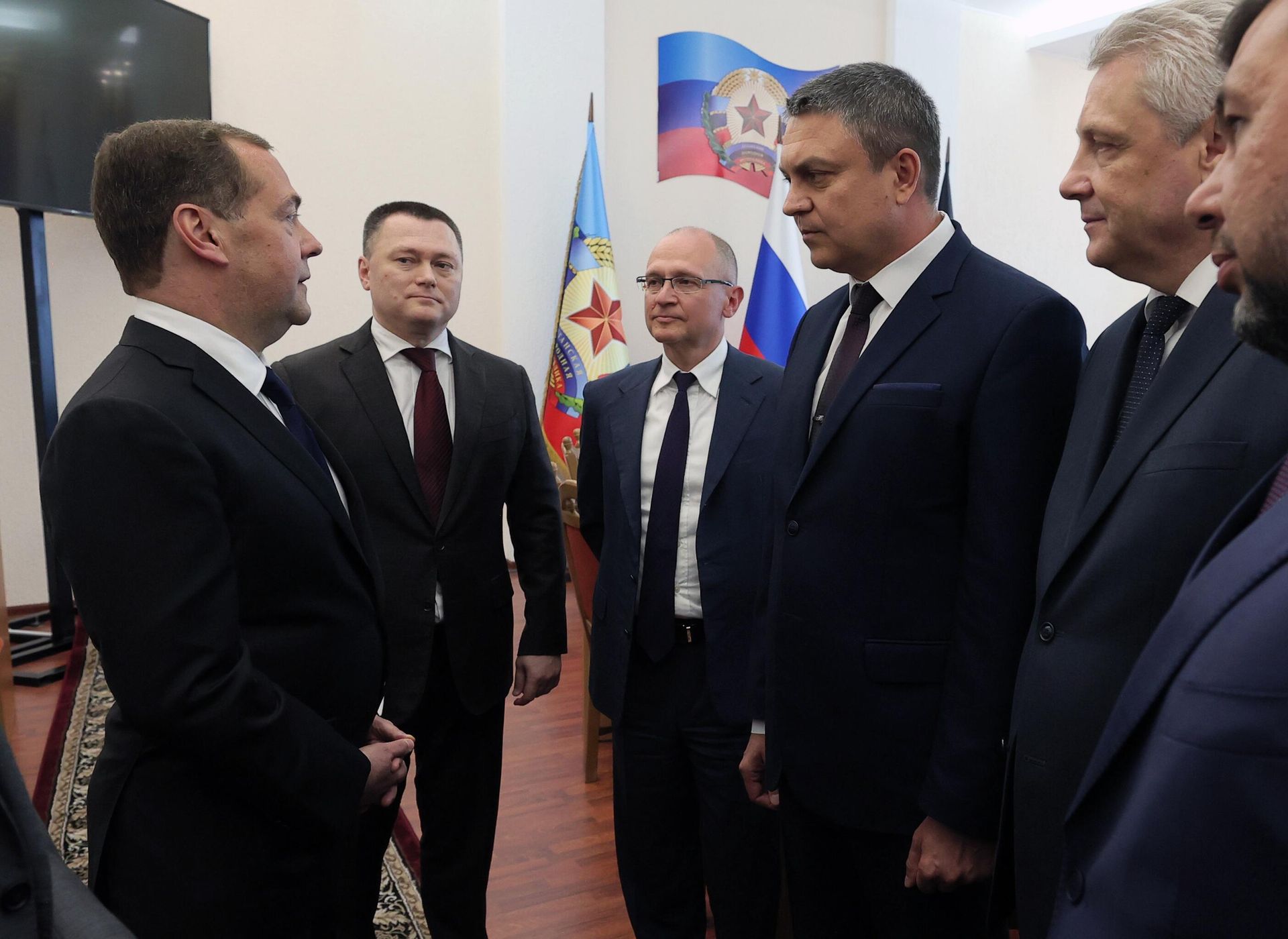 Заместитель председателя Совета безопасности РФ Дмитрий Медведев, генеральный прокурор РФ Игорь Краснов, первый заместитель руководителя администрации президента РФ Сергей Кириенко и глава ЛНР Леонид Пасечник Заместитель председателя Совета безопасности РФ Дмитрий Медведев, генеральный прокурор РФ Игорь Краснов, первый заместитель руководителя администрации президента РФ Сергей Кириенко и глава ЛНР Леонид Пасечник - РИА Новости, 1920, 12.08.2022