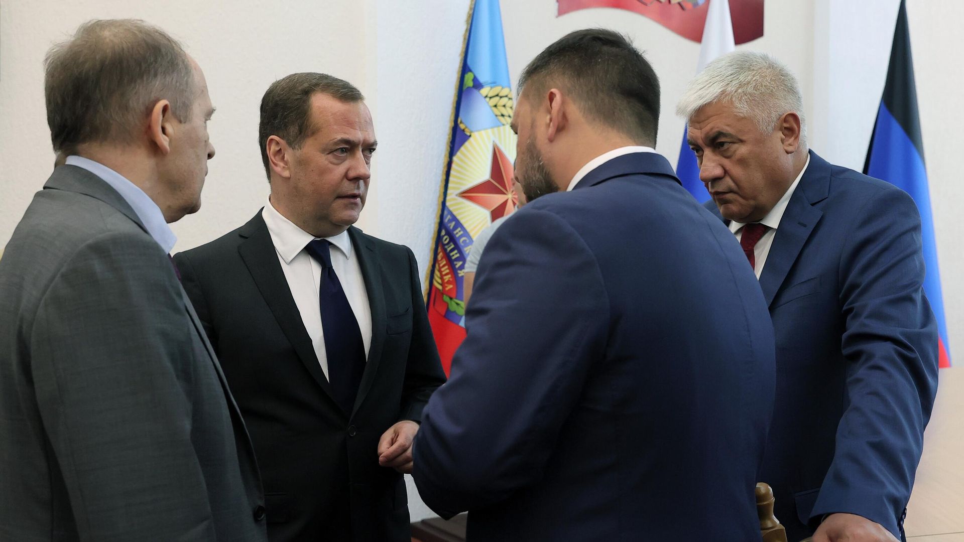 Заместитель председателя Совета безопасности РФ Дмитрий Медведев в Луганске Заместитель председателя Совета безопасности РФ Дмитрий Медведев в Луганске - РИА Новости, 1920, 12.08.2022