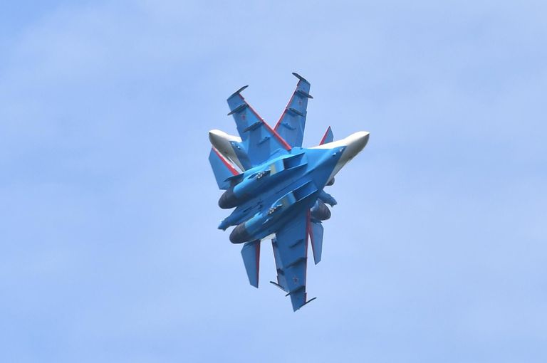 Пилотажная группа Русские витязи на самолетах Су-30СМ во время показательного выступления на праздничных мероприятиях, посвященных 110-летию со дня образования ВВС в военно-патриотическом парке культуры и отдыха ВС РФ Патриот