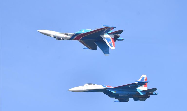 Пилотажная группа Русские витязи на самолетах Су-30СМ во время показательного выступления на праздничных мероприятиях, посвященных 110-летию со дня образования ВВС в военно-патриотическом парке культуры и отдыха ВС РФ Патриот