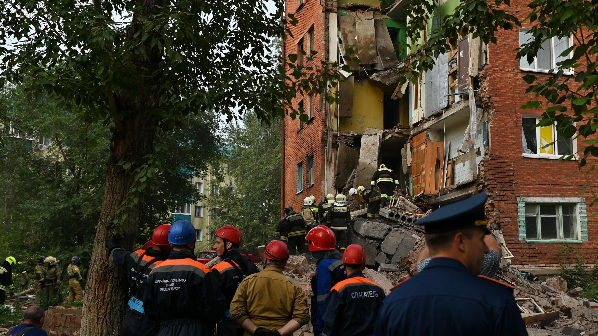 Сотрудники МЧС России и аварийно-спасательной службы Омской области работают на месте частичного обрушения стены жилого дома в Омске Сотрудники МЧС России и аварийно-спасательной службы Омской области работают на месте частичного обрушения стены жилого дома в Омске - РИА Новости, 1920, 13.08.2022