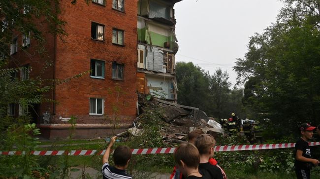 На месте частичного обрушения стены жилого дома в Омске
