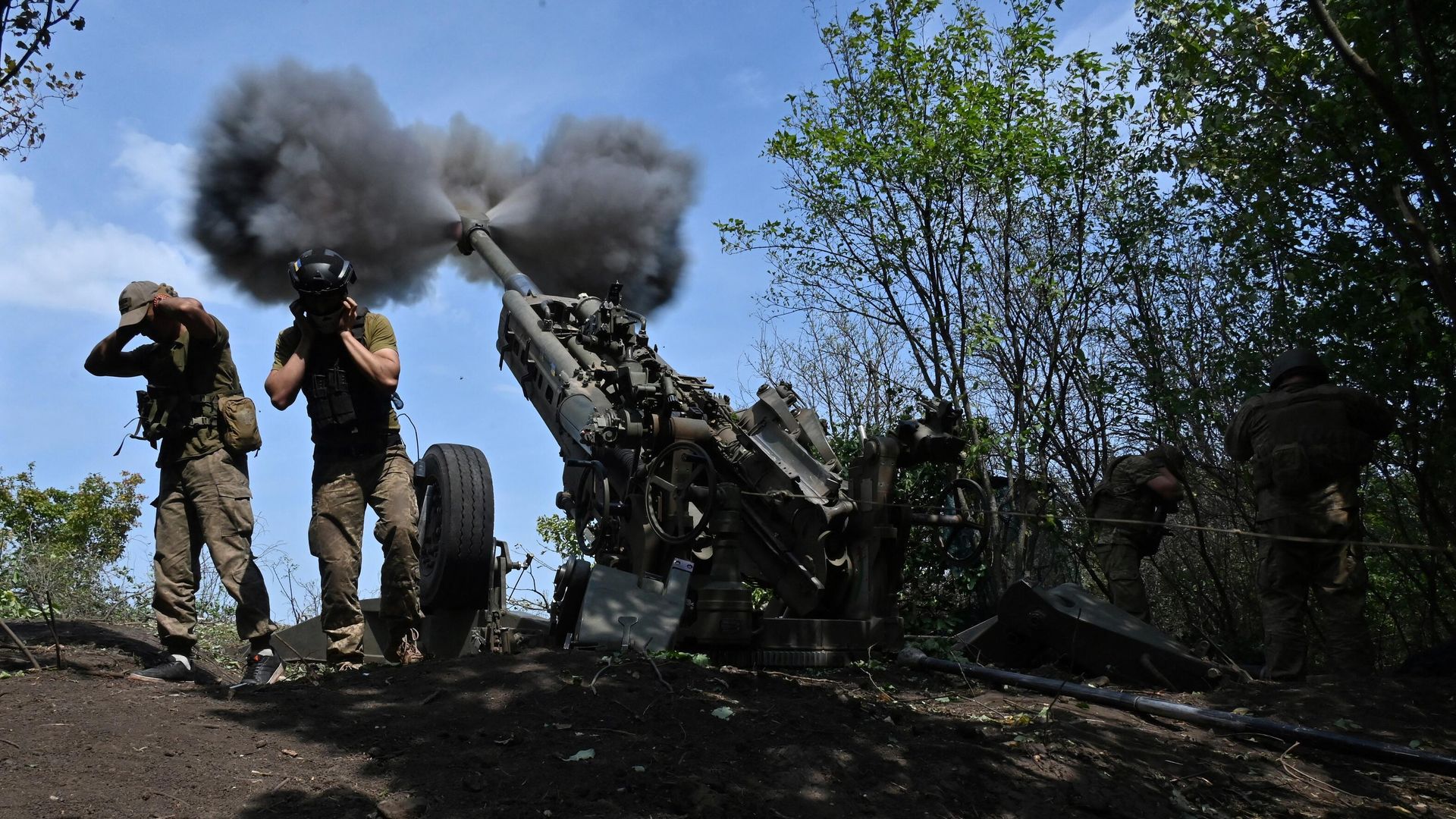 Украинские военнослужащие ведут огонь из гаубицы M777 Украинские военнослужащие ведут огонь из гаубицы M777 - РИА Новости, 1920, 16.08.2022