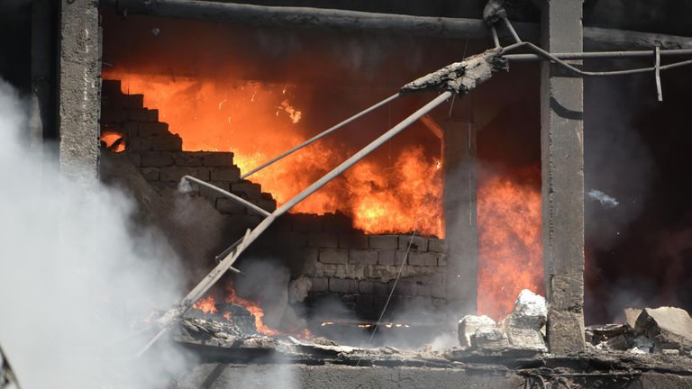 Пожар на месте разрушенного взрывом торгового центра Сурмалу в Ереване Пожар на месте разрушенного взрывом торгового центра Сурмалу в Ереване