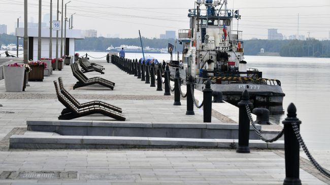 Катер с баржей у причала Северного речного вокзала на берегу Химкинского водохранилищ