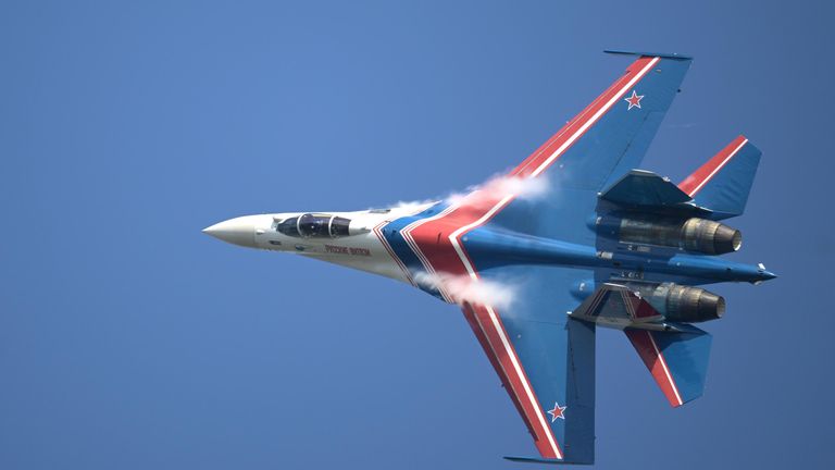 Участник авиационной группы высшего пилотажа Русские Витязи (Су-35С) на открытии международного военно-технического форума Армия-2022 Участник авиационной группы высшего пилотажа Русские Витязи (Су-35С) на открытии международного военно-технического форума Армия-2022