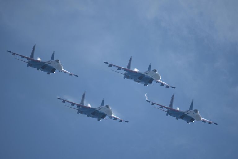 Участники авиационной группы высшего пилотажа Русские Витязи (Су-35С) во время летной программы на открытии международного военно-технического форума Армия-2022 в Кубинк Участники авиационной группы высшего пилотажа Русские Витязи (Су-35С) во время летной программы на открытии международного военно-технического форума Армия-2022 в Кубинк