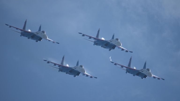 Участники авиационной группы высшего пилотажа Русские Витязи (Су-35С) во время летной программы на открытии международного военно-технического форума Армия-2022 в Кубинк Участники авиационной группы высшего пилотажа Русские Витязи (Су-35С) во время летной программы на открытии международного военно-технического форума Армия-2022 в Кубинк