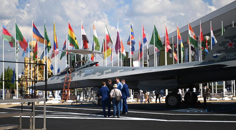 Российский многофункциональный истребитель пятого поколения Су-57 на выставке в рамках Международного военно-технического форума Армия-2022 в Конгрессно-выставочном центре Патриот Российский многофункциональный истребитель пятого поколения Су-57 на выставке в рамках Международного военно-технического форума Армия-2022 в Конгрессно-выставочном центре Патриот