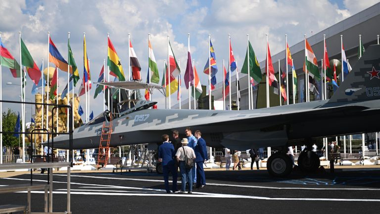 Российский многофункциональный истребитель пятого поколения Су-57 на выставке в рамках Международного военно-технического форума Армия-2022 в Конгрессно-выставочном центре Патриот Российский многофункциональный истребитель пятого поколения Су-57 на выставке в рамках Международного военно-технического форума Армия-2022 в Конгрессно-выставочном центре Патриот