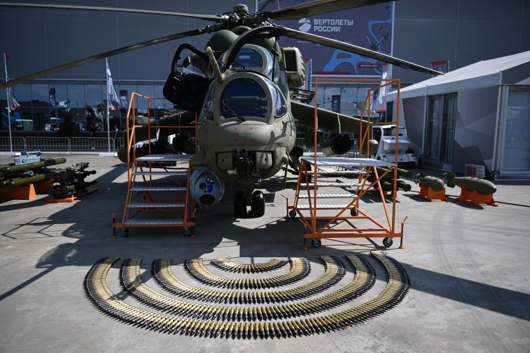 Вертолет Ми-35П на выставке в рамках Международного военно-технического форума Армия-2022 в Конгрессно-выставочном центре Патриот Вертолет Ми-35П на выставке в рамках Международного военно-технического форума Армия-2022 в Конгрессно-выставочном центре Патриот
