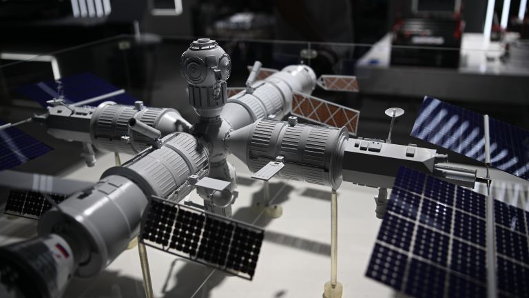 Макет новой российской орбитальной станции на стенде госкорпорации Роскосмос на выставке в рамках Международного военно-технического форума Армия-2022 в Конгрессно-выставочном центре Патриот Макет новой российской орбитальной станции на стенде госкорпорации Роскосмос на выставке в рамках Международного военно-технического форума Армия-2022 в Конгрессно-выставочном центре Патриот