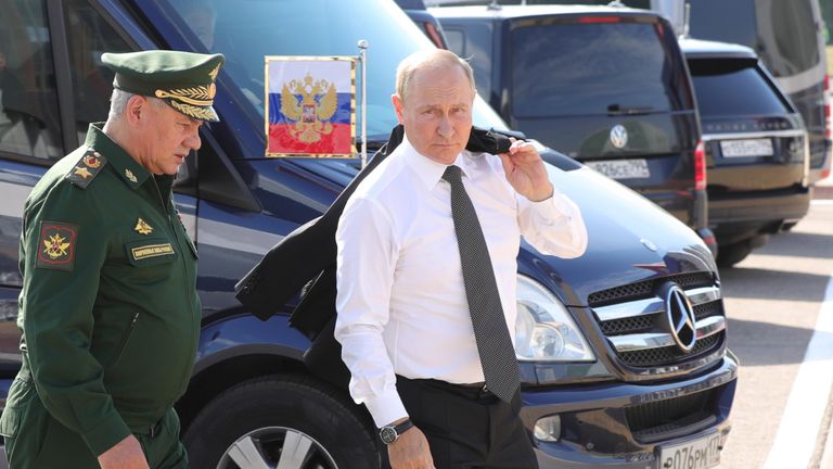 Президент РФ Владимир Путин и министр обороны РФ Сергей Шойгу перед началом церемонии открытия Международного военно-технического форума Армия-2022 и Армейских международных игр - 2022 в военно-патриотическом парке Патриот в подмосковной Кубинке Президент РФ Владимир Путин и министр обороны РФ Сергей Шойгу перед началом церемонии открытия Международного военно-технического форума Армия-2022 и Армейских международных игр - 2022 в военно-патриотическом парке Патриот в подмосковной Кубинке